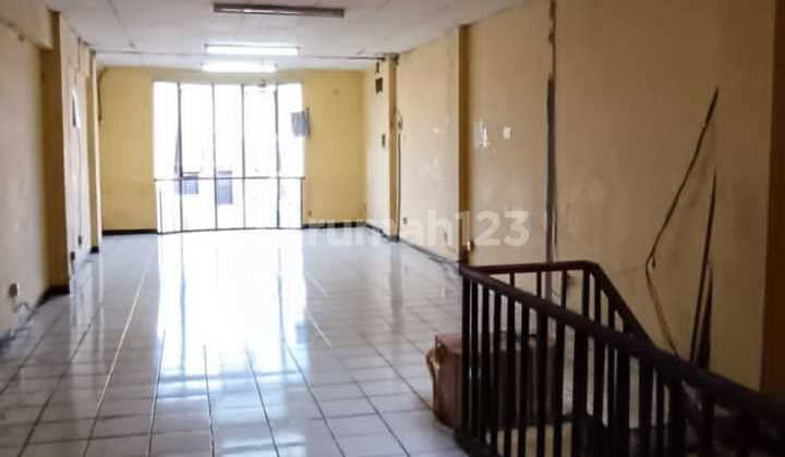 4-story shop house in the center of Ciputat, 7 minutes to strategic locations. 2