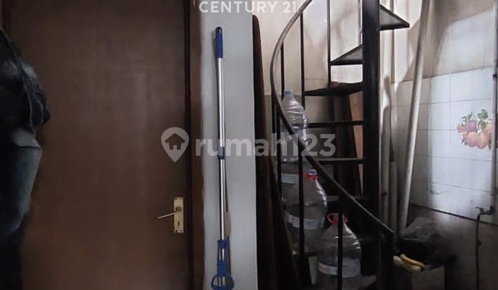 Ready-to-Live House in a Strategic Location at Taman Kopo Indah 1, Bandung 2