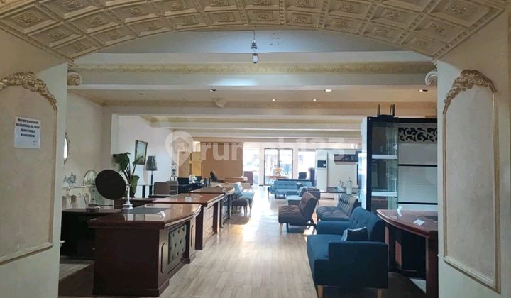 Ready-to-Use Showroom Building on Raya Gemblongan, Central Sby