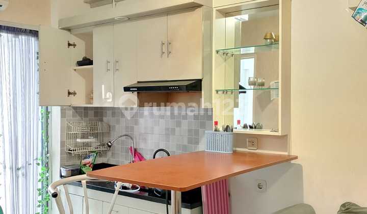 Jual murah apartemen Bassura City 2kamar funished SHM lantai sedang view Barat 2