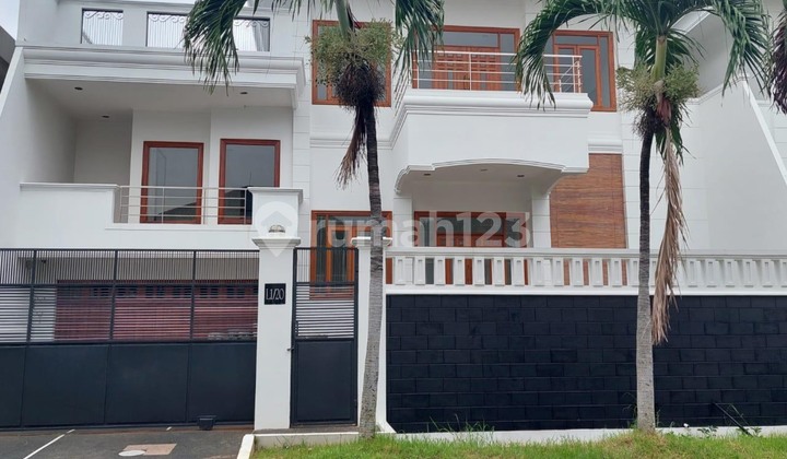 Rumah Intercon Tanah Besar Bangunan 3 Lantai 