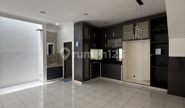 Taman Aries Newly Renovated House Rare Unit, 5 Minutes to Mall and Toll Road 2