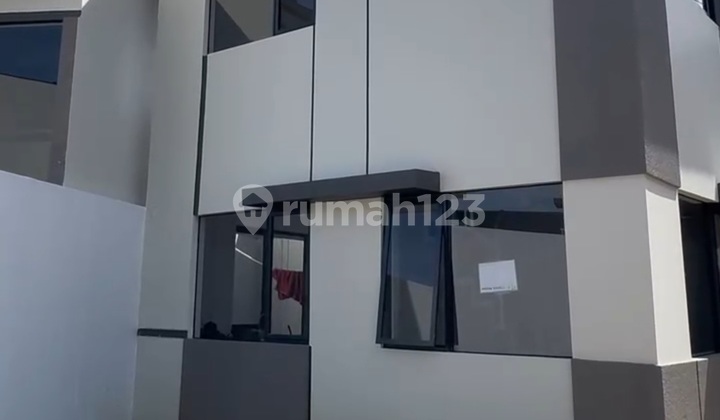 2-Story House Ready to Occupy, Strategically Located and Already Popular in Tangerang. 2-Story House Ready to Occupy, Strategically Located and Already Popular in Tangerang.