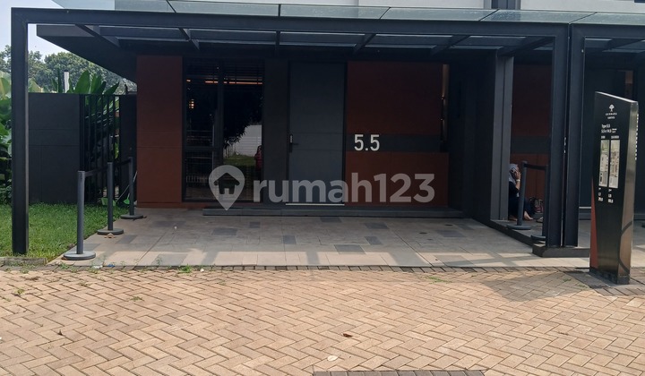 Rumah Cantik Dan Bagus 2.5lantai Desain Modern Strategis Di Lippo Karawaci.