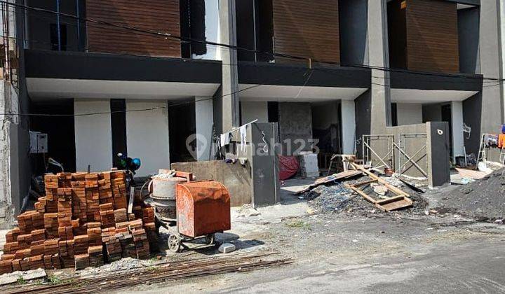 Rumah 2 Lantai di Manyar Tirtosari baru gress 1