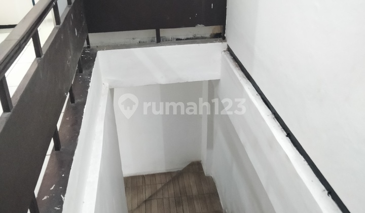 For Lease: 2-Storey Shophouse Facing Main Road on Gajah Mada