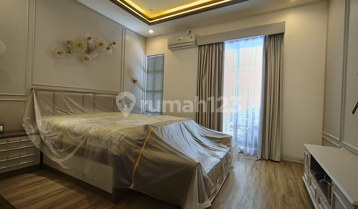 Classic Modern Luxury House with Swimming Pool 2