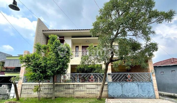 Affordable Tropical Villa House in Sidosermo with Swimming Pool Near Surabaya University Merr