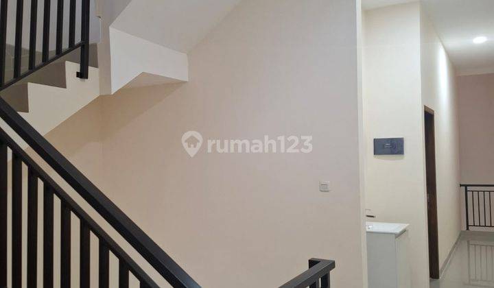 Dijual Cepat 2 Unit Rumah Gandeng 3 Lantai Baru Unfurnished SHM di Tanjung Duren, Jakarta Barat 1