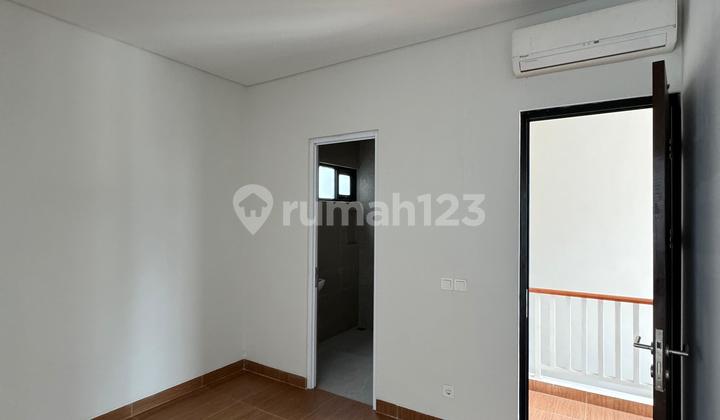 La.1343 For Quick Sale New Developer House 3 Floors In Kota Wisata 2