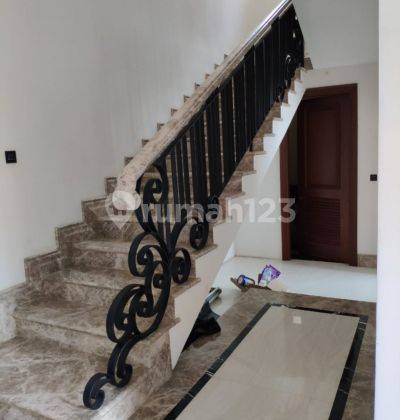 Di Jual Rumah Graha famili dekat Pakuwon mall national hospital  Hokky supermarket sekolah TK SD SMP SMU universitas Ciputra  2