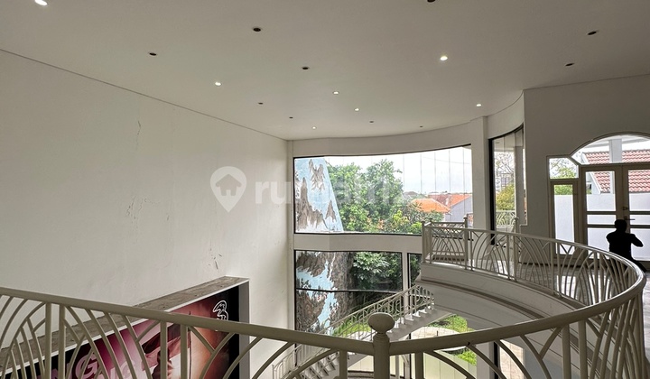 Rumah 2 Lantai, Bagus Dan Terawat di Jl. Margorejo Indah 29