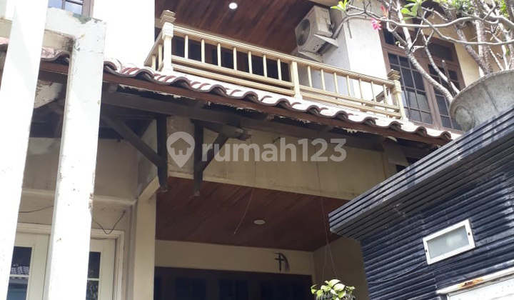 Rumah Bagus Semi Furnished di Dukuh Kupang, Surabaya 4