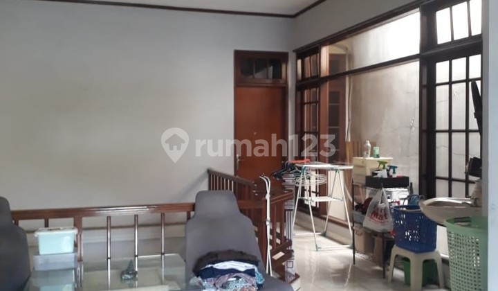 Rumah Bagus Semi Furnished di Dukuh Kupang, Surabaya 5