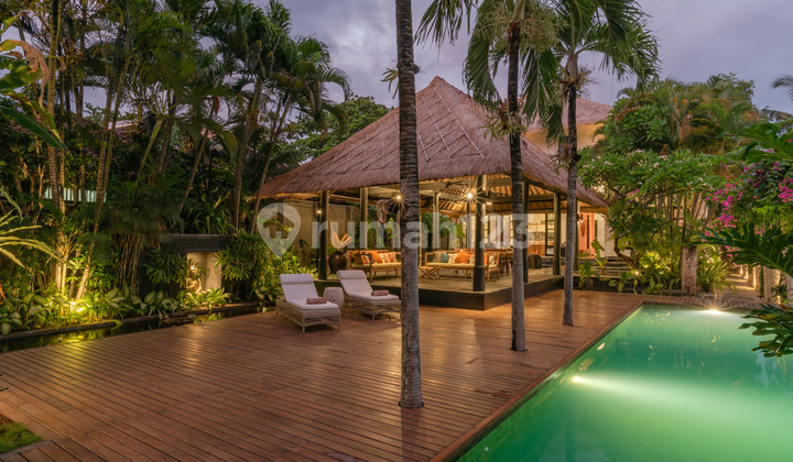 B06 Dijual Villa Tepi Pantai Siap Huni di Lovina