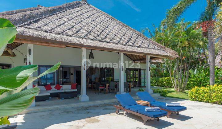 B06 Dijual Villa Tepi Pantai Tangguwisia, Buleleng 4 Kamar Tidur 2