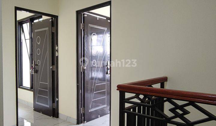 Rumah 3 lantai dekat stasiun LRT Cibubur  7