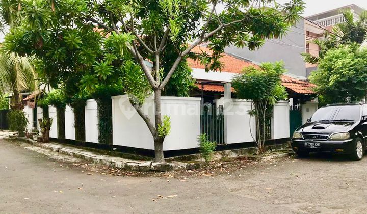 For Sale Strategic Hook House in Jakasetia Bekasi