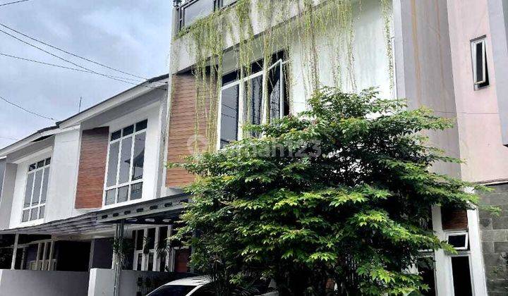 For Sale! Rumah dalam townhouse benar benar pinggir jalan! Cirendeu 2