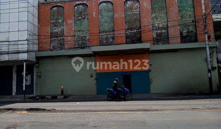 Akses tronton di tepi jalan raya 0 propinsi 1