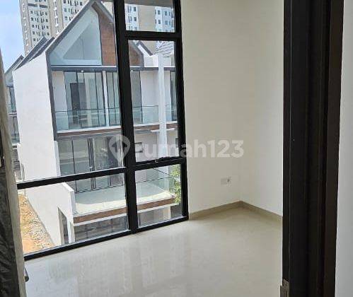 Disewakan Rumah Osaka Residence Uk 9x10 3 Lantai Inc Ac 4, Kaca Film, Sofa. Harga Sewa 120jt thn 2