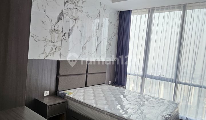 DISEWAKAN APARTEMEN MENARA JAKARTA KEMAYORAN PENTHOUSE 3 BEDROOMS FURNISHED DAN ADA PRIVATE LIFT RP 275 JUTA PERTAHUN TINGGAL BAWA KOPER!!! 2