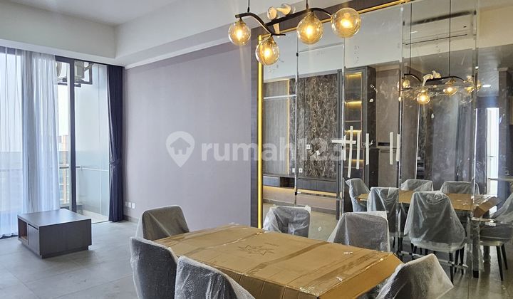 DISEWAKAN APARTEMEN MENARA JAKARTA KEMAYORAN PENTHOUSE 3 BEDROOMS FURNISHED DAN ADA PRIVATE LIFT RP 275 JUTA PERTAHUN TINGGAL BAWA KOPER!!!