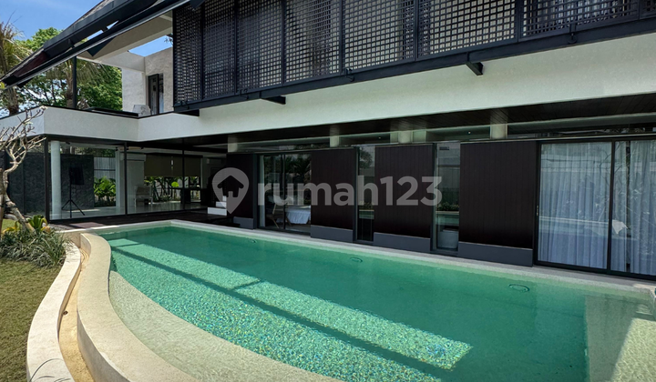 Brand New 5 Bedroom Villa with a Very Strategic Location in the Padang Linjong Area.