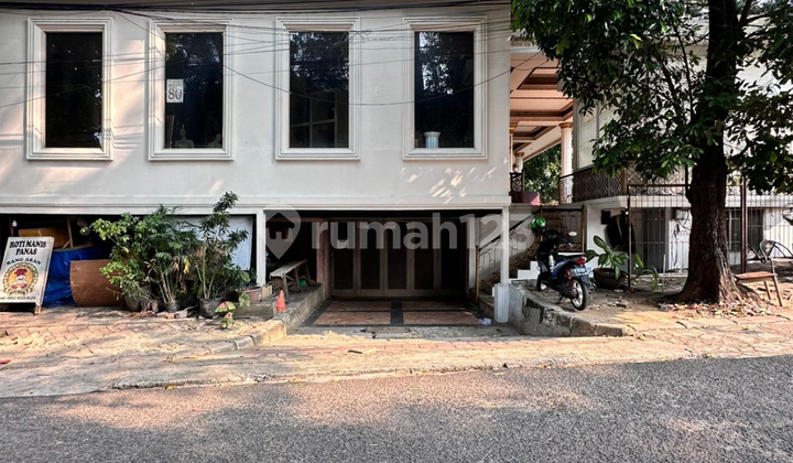 Mini Building Kebayoran Baru Komersial Area, Posisi Hoek