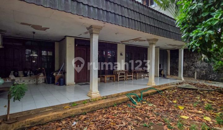 OLD COMMERCIAL HOUSE IN KEBAYORAN BARU AREA, STRATEGIC LOCATION, LAND AREA CALCULATION, WIDE ROAD