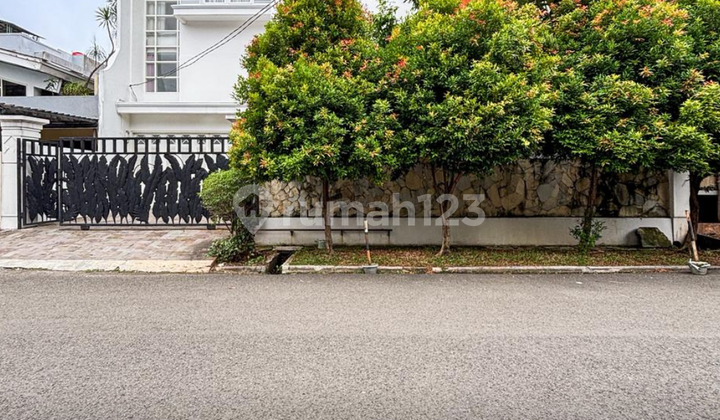 Dijual Rumah di Pondok Indah Jakarta Selatan Bergaya Classic Dalam Komplek, Indoor Swimming Pool