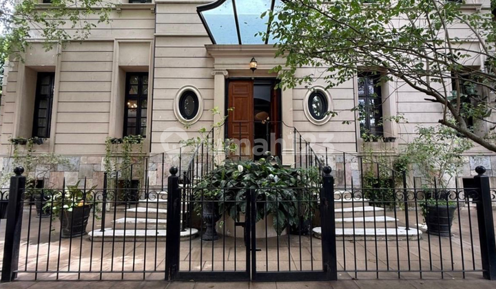 European Classic House Tebet Dalam Komplek Mewah, Posisi Hoek, Fully Furnished