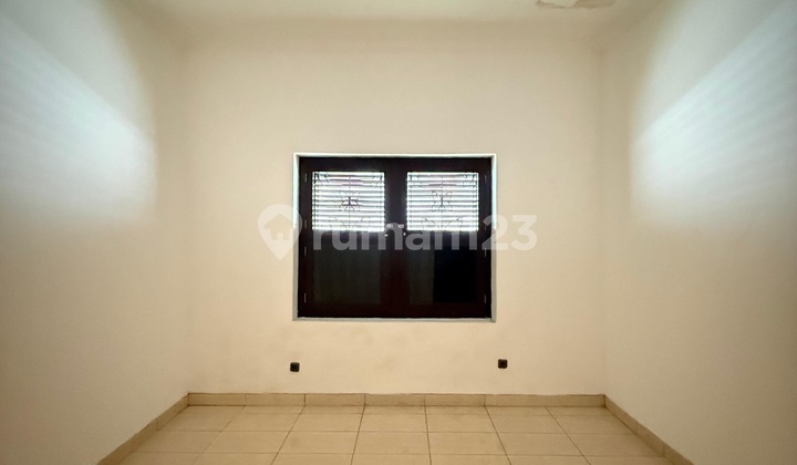 For Sale, Ready-to-Occupy House in Menteng, Prime Area Within a Complex 2