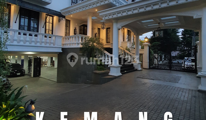 MODERN AMERICAN CLASSIC HOUSE SUPER MEWAH KEMANG, LOKASI STRATEGIS