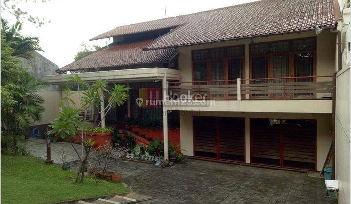 Dijual Rumah Model Villa Terawat & Siap Huni di Lingkungan Asri Semarang Selatan 1