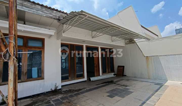 Ready-to-Occupy and Comfortable House in Pekunden, Central Semarang - 11319 1