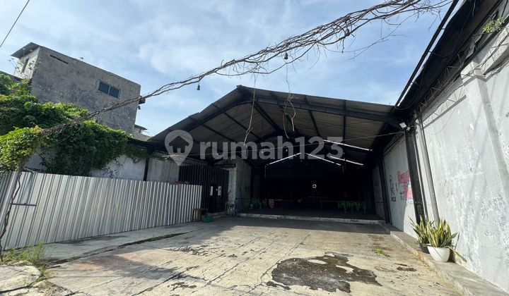 Strategic Warehouse on the Side of the Main Road in the Kedungmundu Area-11209 1