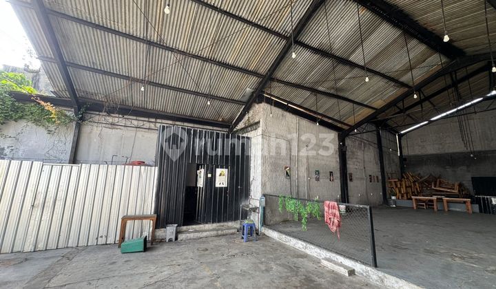 Strategic Warehouse on the Side of the Main Road in the Kedungmundu Area-11209 2