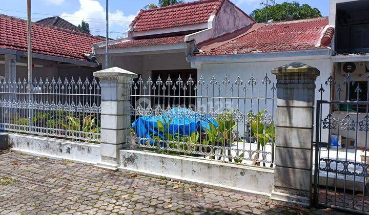 Rumah Keren 2 Lantai Bangunan Berukuran Besar Luas dan Strategis 1