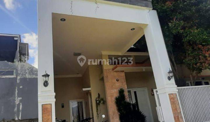 Rumah 2 lantai modern dan asri di Kota Batu