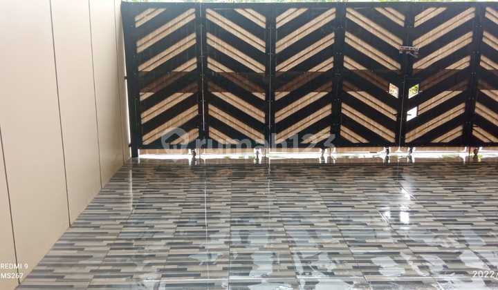 Take Over Beautiful House, Strategic Location Next to Desari Toll Road.