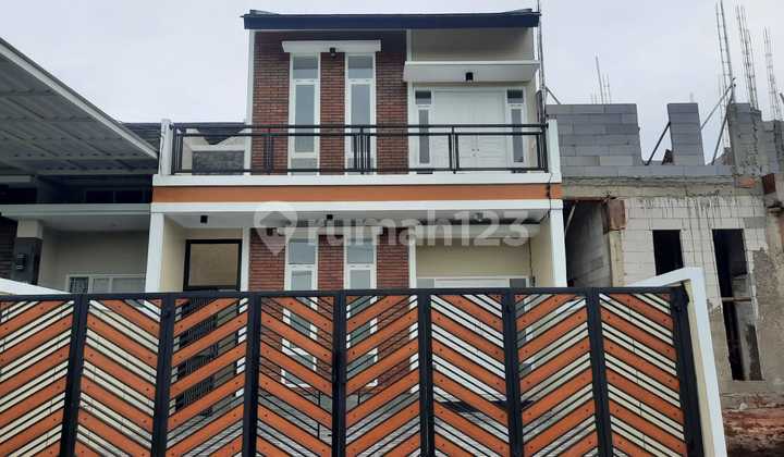 Take Over Beautiful House, Strategic Location Next to Desari Toll Road.