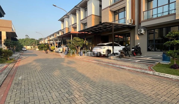 Rumah 3 Lantai Kota Wisata Full Furnished 