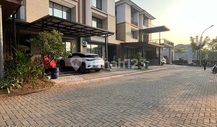 Rumah 3 Lantai Kota Wisata Full Furnished  2