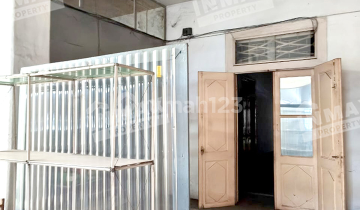 Old House on Kudusan Street Malang, well-maintained, in the Big Market area.