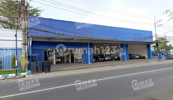 GUDANG BAGUS LEBAR 32 METER BARU RENOVASI DI JALAN RAYA KARANGLO