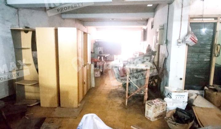 ADE IRMA SURYANI'S SPACIOUS HOUSE, KLOJEN, MALANG, MAIN ROAD, SUITABLE FOR CAFE, OFFICE, NEAR PASAR BESAR. 2