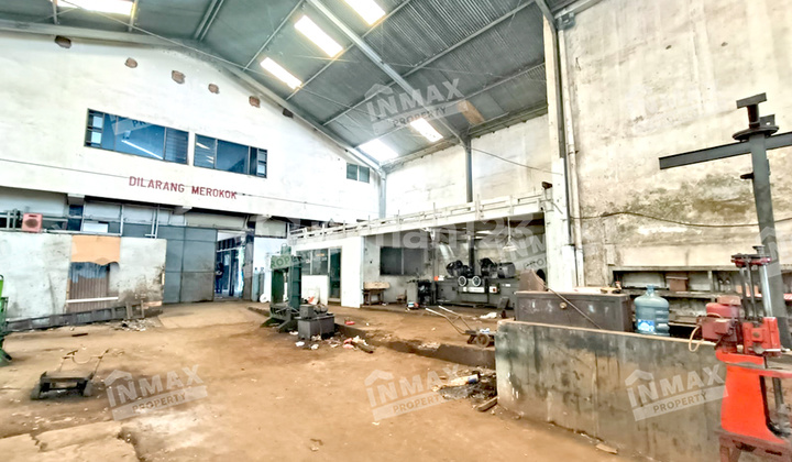 Office and Large Warehouse on Jl. Ade Irma Suryani, near Pasar Besar, City Square of Malang. Office and Large Warehouse on Jl. Ade Irma Suryani, near Pasar Besar, City Square of Malang.