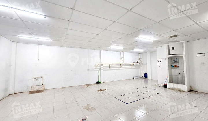 12-Meter Wide Shophouse on Mayjen Sungkono Buring Road, Spacious Parking Suitable for Business 2