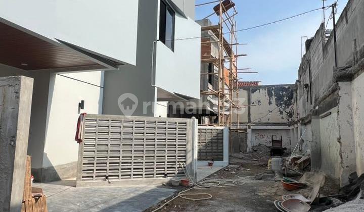 Rumah Modern 3 Lantai Unit Terbatasdalam Cluster Di Condet Jakarta 2